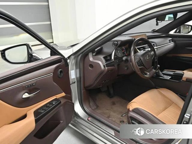 Lexus ES300h 7th generation 2019 Серебристо-серый из Кореи, фото 2