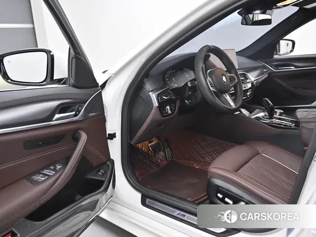 BMW 5 Series (G30) 2023 Белый из Кореи, фото 2