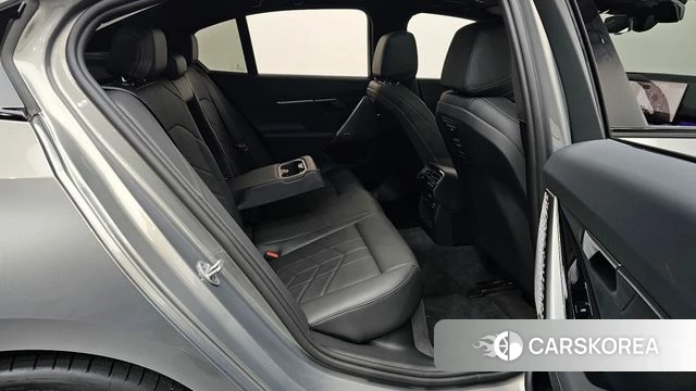 BMW 5 Series (G60) 2025 Серебристо-серый из Кореи, фото 2