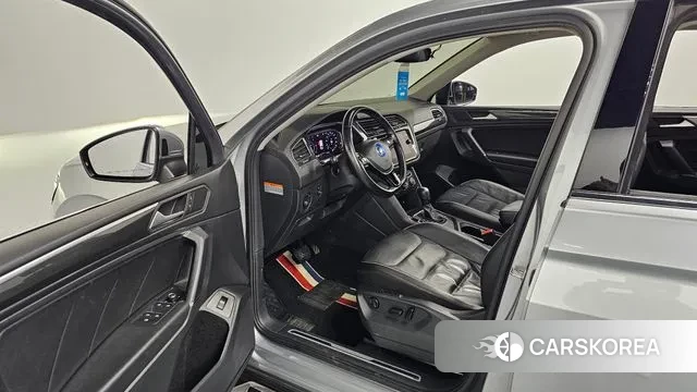 Volkswagen Tiguan Allspace 2020 Серебристо-серый из Кореи, фото 2