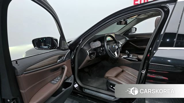 BMW 5 Series (G30) 2022 Черный из Кореи, фото 2