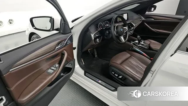 BMW 5 Series (G30) 2019 Белый из Кореи, фото 2