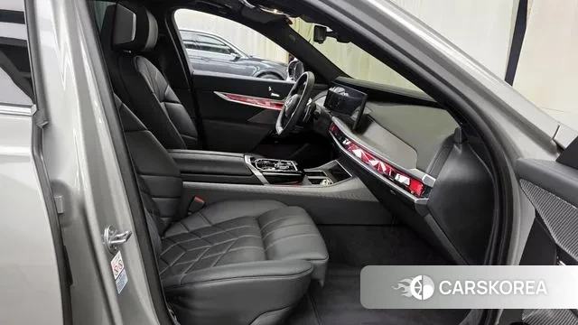 BMW 7 Series (G70) 2024 Серебряный из Кореи, фото 2