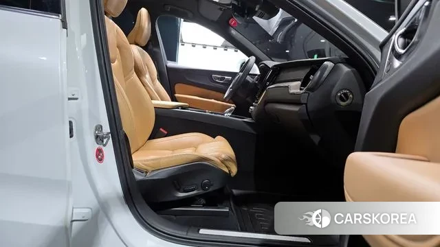 Volvo XC60 second Generation 2022 Белый из Кореи, фото 2