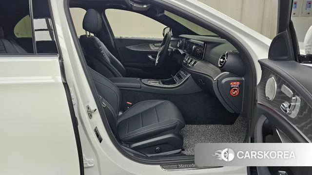 Mercedes-Benz E-Class W213 2022 Белый из Кореи, фото 2