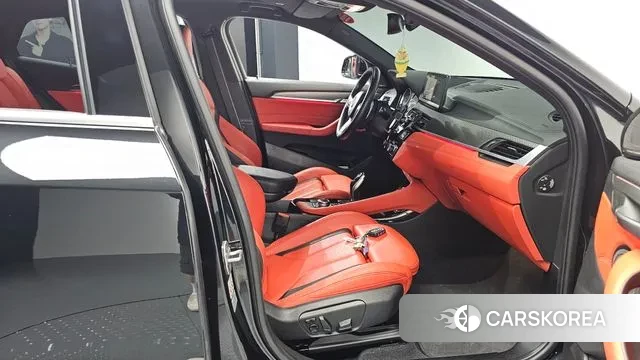 BMW X2 (F39) 2023 Черный из Кореи, фото 2