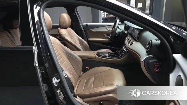 Mercedes-Benz E-Class W213 2021 Черный из Кореи, фото 2