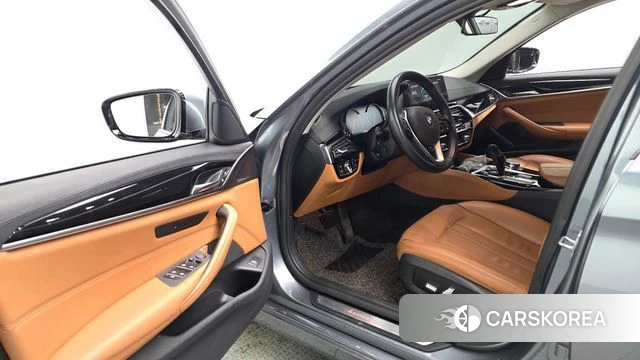 BMW 5 Series (G30) 2018 Светло-серебряный цвет из Кореи, фото 2