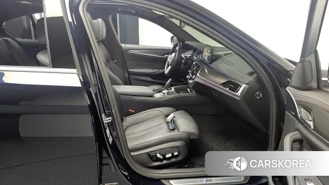 BMW 5 Series (G30) 2023 Черный из Кореи, фото 2