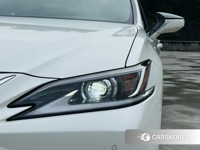 Lexus ES 2023 Белый из Китая, фото 2
