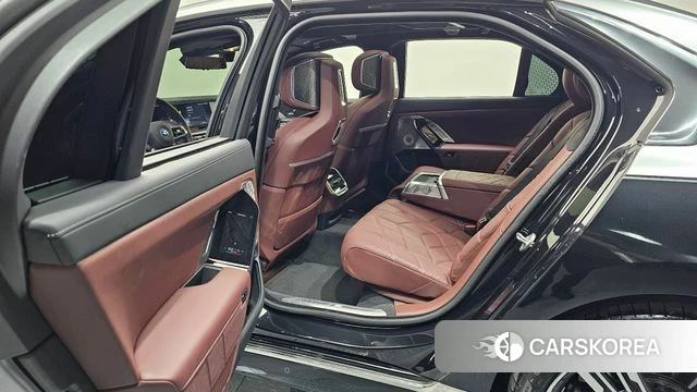 BMW 7 Series (G70) 2024 Черный из Кореи, фото 2