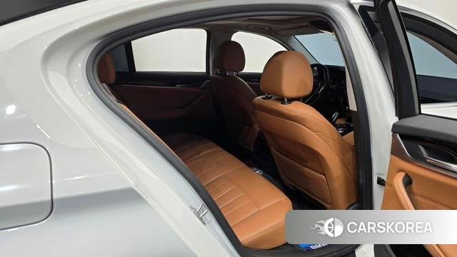 BMW 5 Series (G30) 2019 Белый из Кореи, фото 2