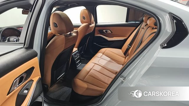 BMW 3 Series (G20) 2023 Светло-серебряный цвет из Кореи, фото 2