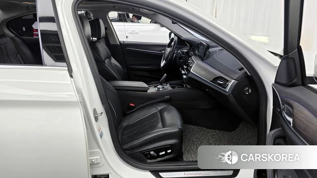 BMW 5 Series (G30) 2018 Белый из Кореи, фото 2