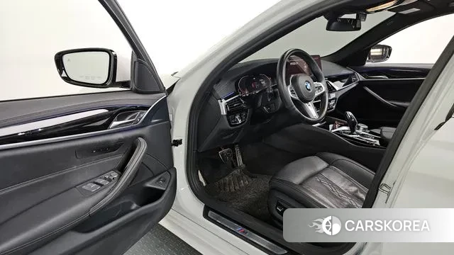 BMW 5 Series (G30) 2021 Белый из Кореи, фото 2