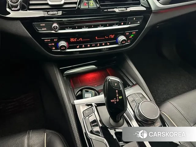 BMW 5 Series (G30) 2018 Белый из Кореи, фото 2