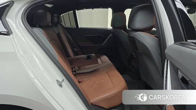 BMW 5 Series (G60) 2025 Белый из Кореи, фото 2