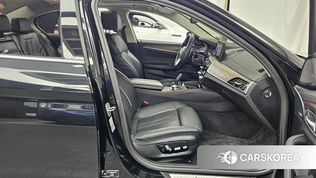 BMW 5 Series (G30) 2023 Черный из Кореи, фото 2