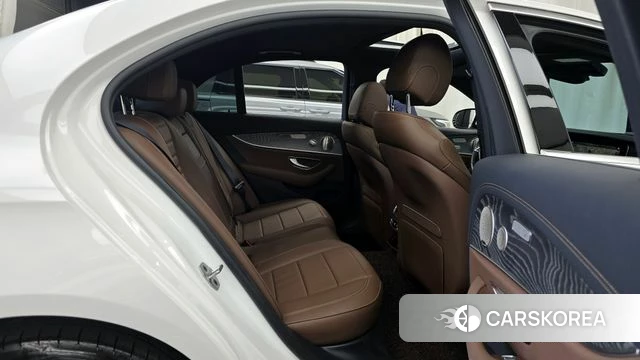 Mercedes-Benz E-Class W213 2022 Белый из Кореи, фото 2