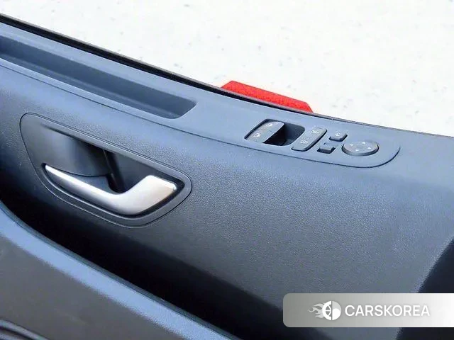 Hyundai Staria 2023 Желтый из Кореи, фото 2