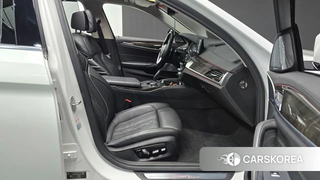 BMW 5 Series (G30) 2018 Белый из Кореи, фото 2