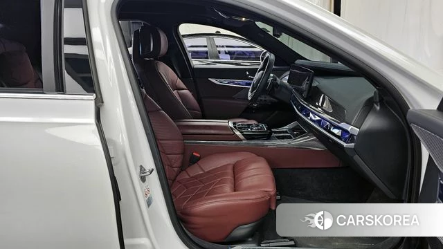 BMW 7 Series (G70) 2023 Белый из Кореи, фото 2