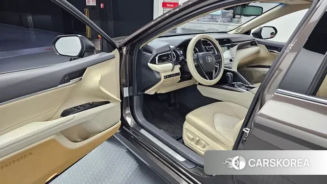 Toyota Camry (XV70) 2018 Песочный из Кореи, фото 2