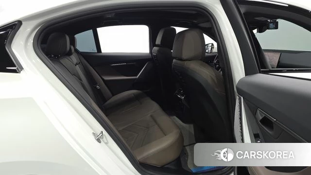 BMW 5 Series (G60) 2024 Белый из Кореи, фото 2