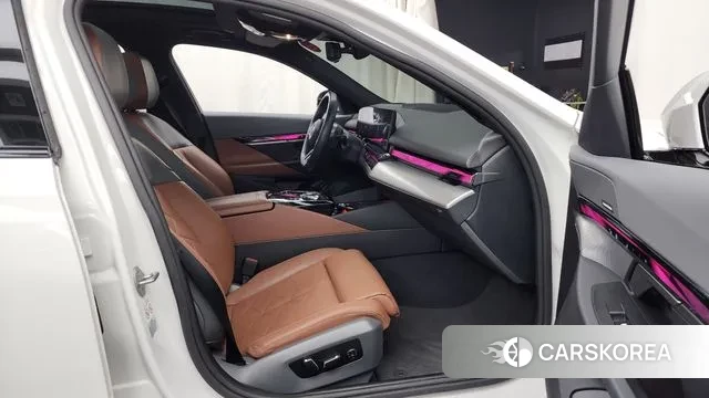 BMW 5 Series (G60) 2024 Белый из Кореи, фото 2