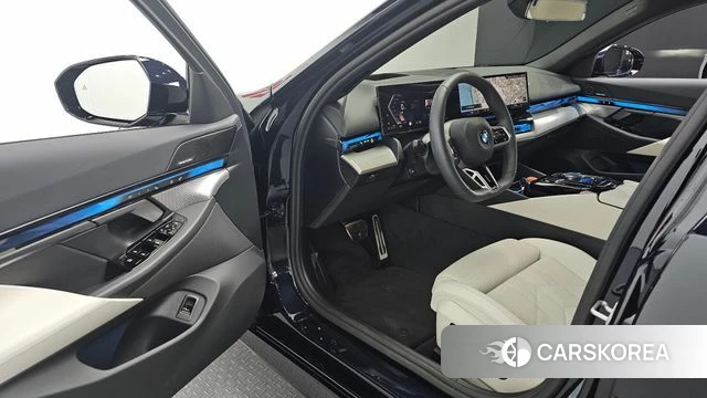 BMW 5 Series (G60) 2025 Черный из Кореи, фото 2