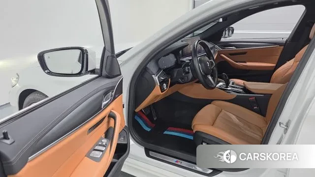 BMW 5 Series (G30) 2022 Белый из Кореи, фото 2