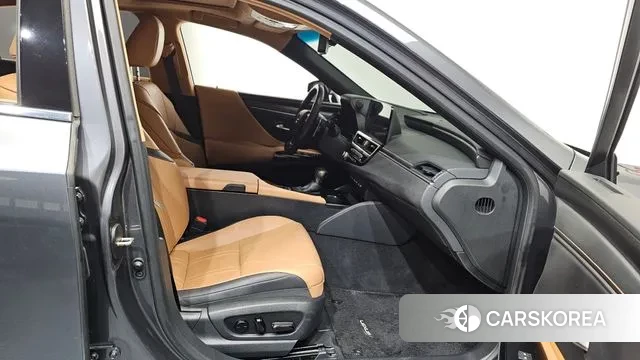 Lexus ES300h 7th generation 2023 Серый из Кореи, фото 2