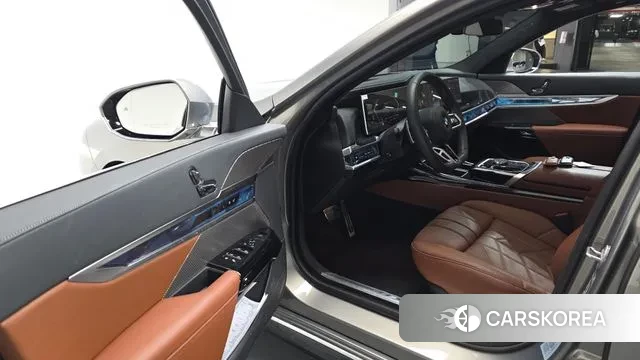 BMW 7 Series (G70) 2025 Цвет тростника из Кореи, фото 2