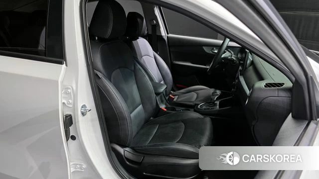 Kia The New K3 2nd generation 2023 Белый из Кореи, фото 2