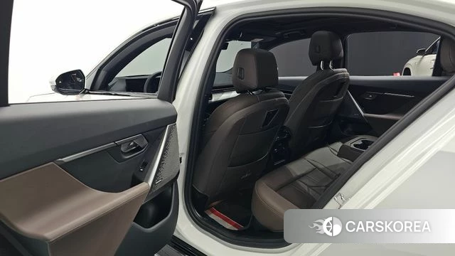 BMW 5 Series (G60) 2024 Белый из Кореи, фото 2