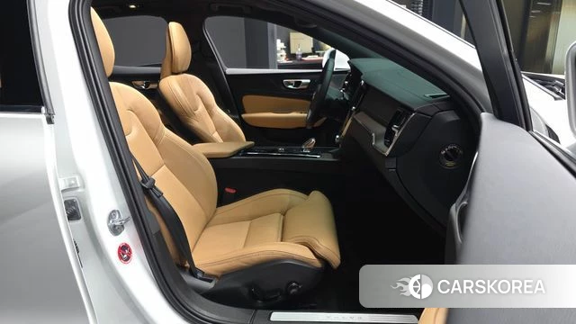 Volvo S60 3rd generation 2024 Белый из Кореи, фото 2