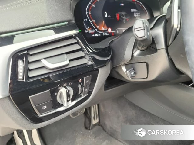 BMW 5 Series (G30) 2022 Белый из Кореи, фото 2