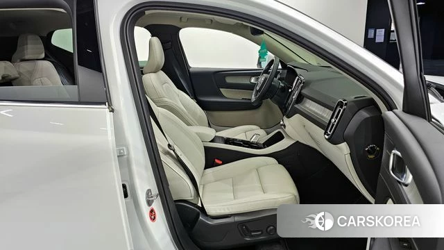 Volvo XC40 2024 Белый из Кореи, фото 2