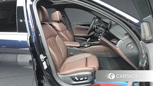 BMW 5 Series (G30) 2023 Черный из Кореи, фото 2