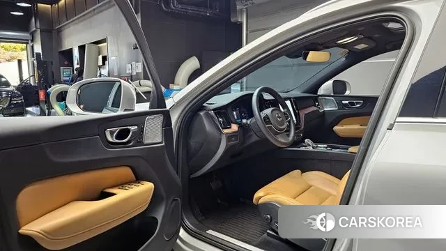 Volvo XC60 second Generation 2023 Серебристо-серый из Кореи, фото 2