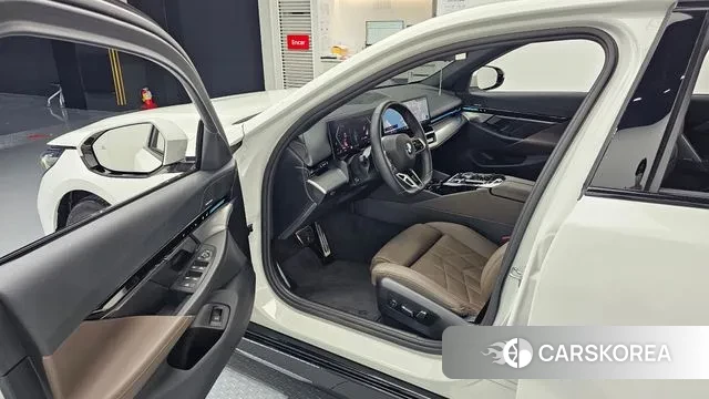 BMW 5 Series (G60) 2024 Белый из Кореи, фото 2