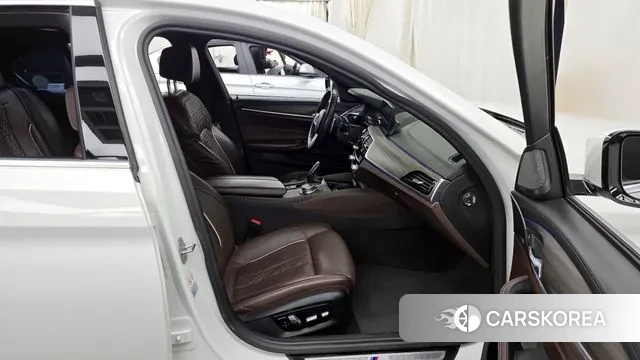 BMW 5 Series (G30) 2020 Белый из Кореи, фото 2