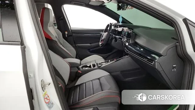 Volkswagen Golf 8th Generation 2024 Белый из Кореи, фото 2