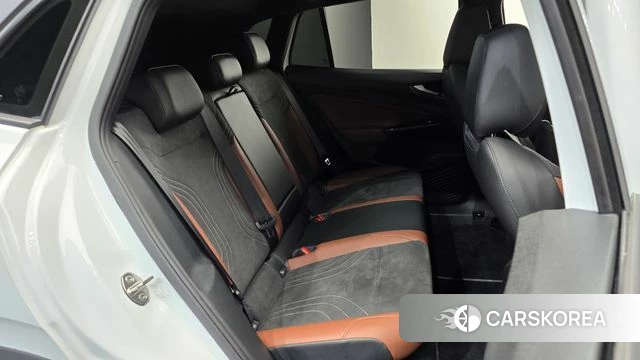 Volkswagen ID.4 2023 Белый из Кореи, фото 2