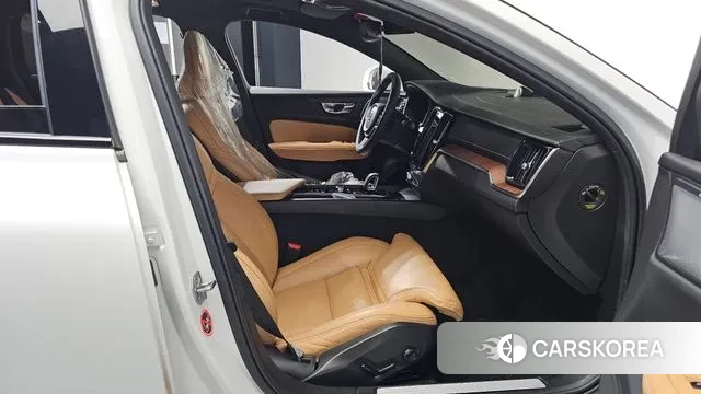 Volvo V60 Cross-Country 2nd Generation 2021 Белый из Кореи, фото 2