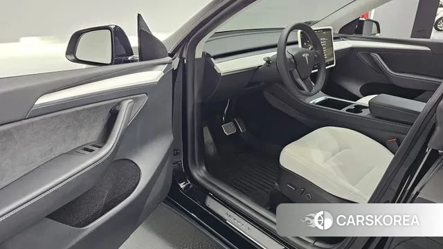 Tesla Model Y 2024 Черный из Кореи, фото 2