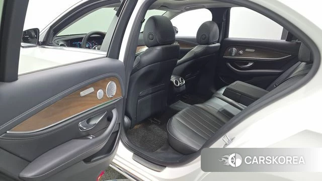 Mercedes-Benz E-Class W213 2019 Белый из Кореи, фото 2