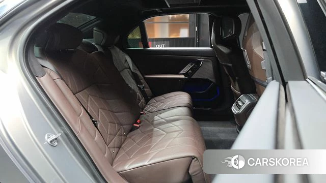 BMW 7 Series (G70) 2023 Серебристо-серый из Кореи, фото 2
