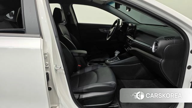 Kia The New K3 2nd generation 2021 Белый из Кореи, фото 2