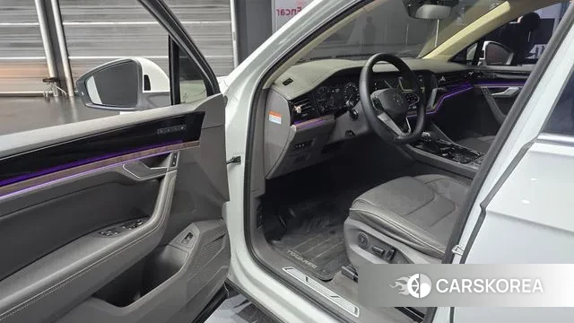 Volkswagen Touareg 3rd generation 2023 Белый из Кореи, фото 2